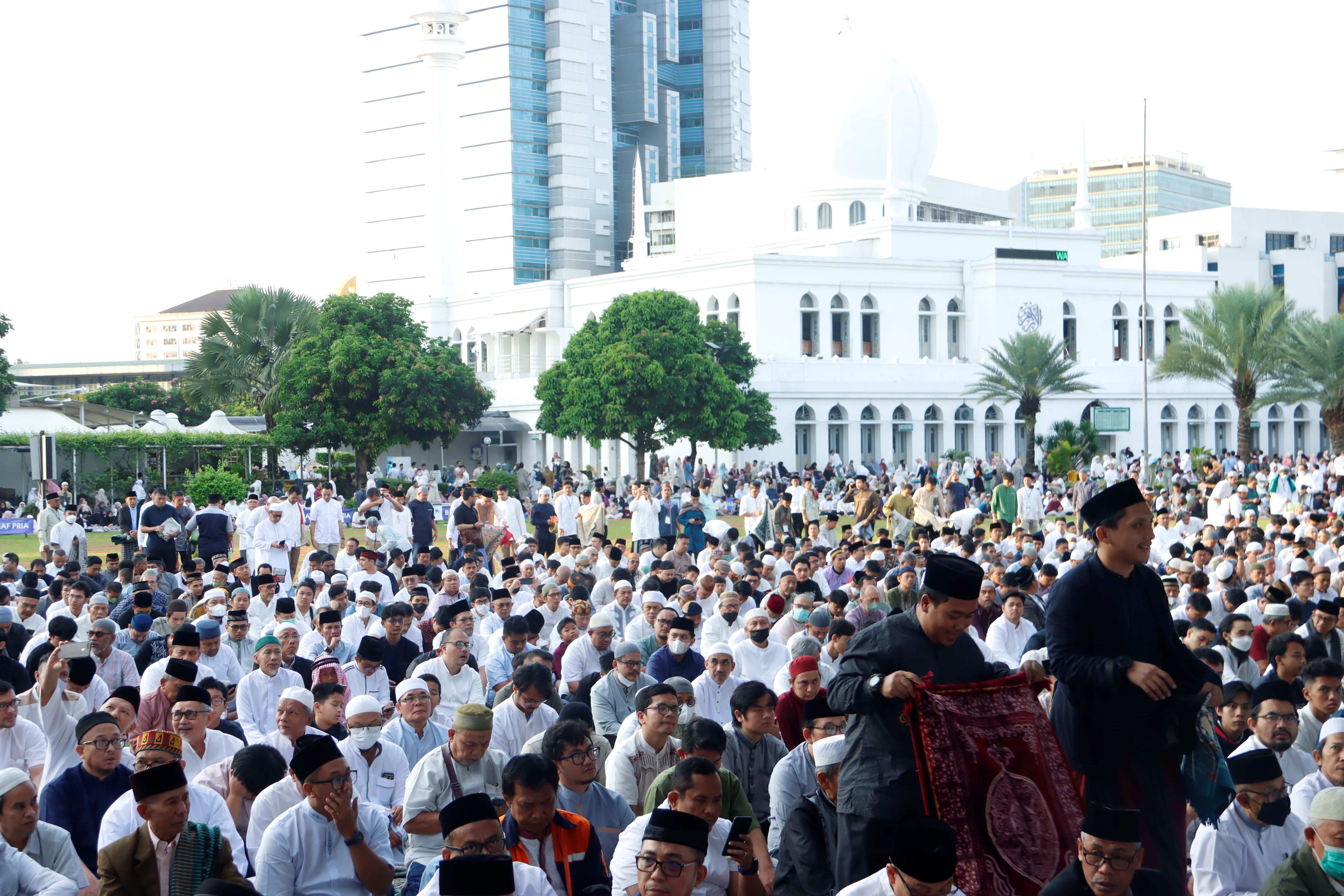 Ribuan Jamaah Khusyuk Laksanakan Shalat Idul Adha di Lapangan Masjid Agung Al Azhar