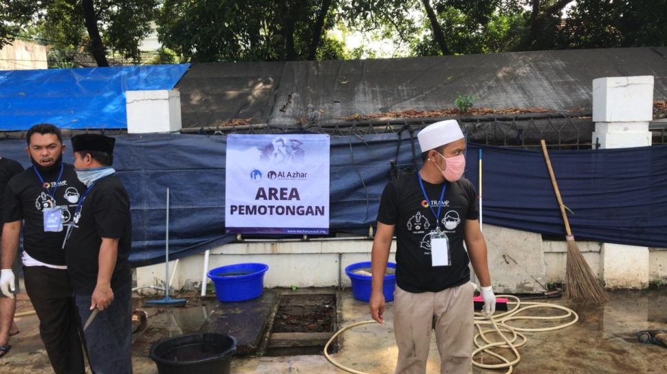 Panitia Kurban Masjid Al Azhar Potong Puluhan Hewan, Distribusi Utamakan Ramah Lingkungan