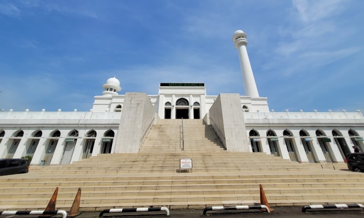 Menyusuri Jejak Sejarah dan Kemegahan Arsitektur Masjid Agung Al Azhar Kebayoran Baru